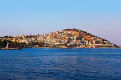 Vista su Kusadasi, Turchia - La città turca illuminata dai raggi del sole mattutini. Sul lungomare di Kusadasi, a sinistra dell'immagine fotografica, si intravede un interessante ...