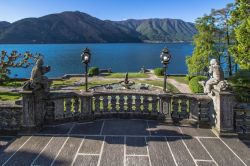Vista sul Lago di Como dalla terrazza di una villa in località Griante, una delle più turistiche del lago lombardo.