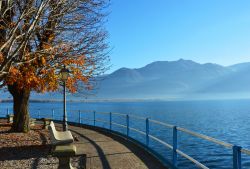 Una suggestiva vista sul Lago d'Iseo in autunno dal lungolago del paese di Lovere (Bergamo).