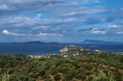 Vista sul mare dall'alto con la spiaggia di Arilas, isola di Othoni, Grecia. Un suggestivo scorcio di quest'isola greca facente parte dell'arcipelago delle Diapontie. Dista dall'Italia ...
