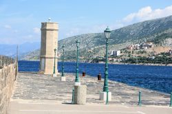Vista sul molo con il faro di Senj, Croazia. Situata sulla costa della Croazia fra Fiume e Zara, Senj è la localit in cui nasce la bora.



