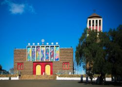 Vista sulla cattedrale ortodossa di Santa Maria ad Asmara, Eritrea. L'edificio di culto venne edificato durante il periodo coloniale italiano; la facciata è in mattoni rossi e pietre ...