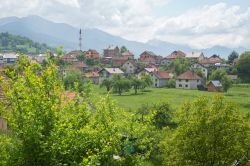 Vista sulla città di Plav, Montenegro. Questa bella località è celebre per le sue moschee e per il lago.
