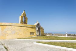 Vista sulla Cittadella di Peniche, Portogallo. Un bel cielo azzurro sovrasta la fortezza costruita fra il XVI° e XVII° secolo per difendere la costa.

