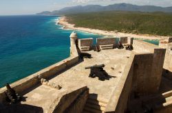 Vista sulla costa della provincia di Santiago de Cuba dal Castillo del Morro, la fortezza all'ingresso della baia.
