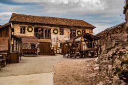 Vista sulla taverna del castello di Mel, Belluno, al calar del sole - © LIeLO / Shutterstock.com