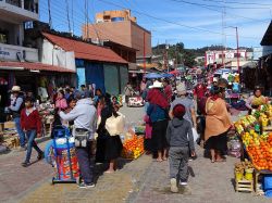 La vita nelle strade di San Juan Chamula, un villaggio maya tzotzil in Chiapas (Messico).