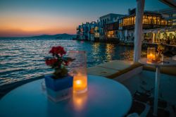 Vita notturna a Mykons in Grecia, un locale in riva al mare Egeo