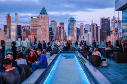 Vita notturna a New York CIty: un rooftop bar - © Gregorio Koji / Shutterstock.com