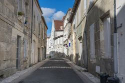 Viuzza con vecchie case medievali nel curoe di Cognac, Francia.
