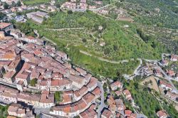 Volo aereo sul borgo medievale di Sinalunga in Toscana.