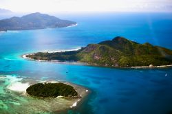 Volo aereo sulle Isole Seychelles nell'Oceano Indiano