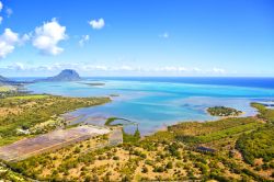 In elicottero sorvolando l'isola di Mauritius ...