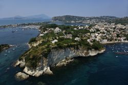 Volo panoramico sulla città di Bacoli in Campania