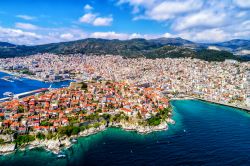 Volo panoramico sulla città di Kavala e il suo borgo antico, nord della Grecia