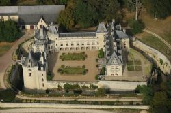 Un volo panoramico sul Castello di Brézé consente di poter ammirare la splendida architettura rinascimentale immersa in un paesaggio di limpida bellezza - © www.chateaudebreze.com ...