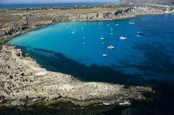 Volo spettacolare sulle acque turchesi di Cala Rossa aFavignana, Isole Egadi