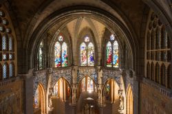 Volte e vetrate del Palazzo Episcopale di Astorga, Spagna. Questo complesso con pianta a croce greca si presenta con un aspetto medievale pur incorporando alcuni elementi che carratterizzeranno ...