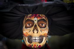Lo splendido volto dipinto di una Catrina alla sfilata del Día de Muertos nelle strade della capitale messicana.
