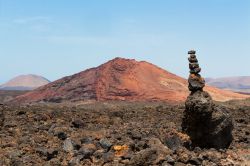 Uno dei vulcani che sorgono sull'isola di Lanzarote (Canarie) Se ne contano almeno 140 sul territorio.