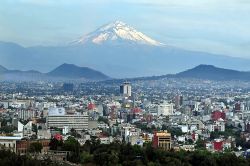 L'inconfondibile sagoma del vulcano Popocatépetl domina da lontano la vallata su cui si sviluppa Città del Messico. Si tratta del vulcano più attivo del Messico nonché ...