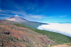 Il Monte Teide alle Canarie, la cima assoluta dell'Isola di Tenerife, e il vulcano più alto d'Europa. Notare l'umidità dell'oceano che viene trattenuta dai fianchi ...