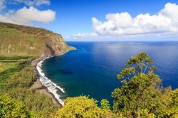 Il  Waipio Valley Lookout, il panorama seulla spiaggia nera dell'isola di Hawaii, USA