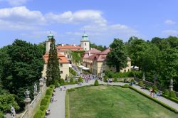 Una veduta del giardino e di una parte del complesso del castello di Ksiaz. La fortezza fu costruita sul finire del XIII secolo passando sotto il controllo di numerosi proprietari fino al 1991, ...