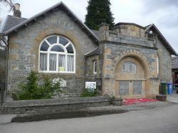 War memorial Hall a Fort Augustus, in Scozia - Questo significativo monumento ai caduti, noto anche come Territorial Drill Hall, è situato sul Canal Side di Fort Augustus ed è ...