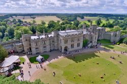 Castello di Warwick, Inghilterra - Adagiato su una falesia di arenaria e su un'ansa del fiume Avon, Warwick Castle è un'importante attrazione turistica visitata ogni anno da decine ...