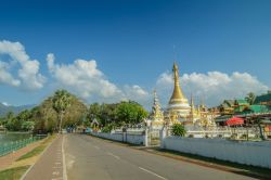 Wat Chong Kham a Mae Hong Son, Thailandia: una suggestiva veduta del tempio in una giornata di sole.

