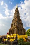 Una veduta del Wat Phra That Hariphunchai a Lamphun, Thailandia. E' uno dei wat, ovvero un tempio, più riveriti della città nonchè meta di pellegrinaggio. Al suo interno ...