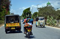 Traffico a Watamu, Kenya: gli spostamenti in paese si effettuano generalmente a bordo dei tuk tuk, che possono trasportare un massimo di tre passeggeri, o con un bajaj, una motocicletta che ...