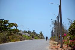 Watamu, Kenya: la strada principale di Watamu, che corre parallela all'Oceano Indiano, è Jacaranda Road. Qui si trova la maggior parte dei resort turistici.