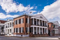 Waterkant Street con edifici di architettura coloniale a Paramaribo, Suriname, in una giornata di sole.

