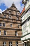 Wedding House a Hameln, Germania. Questo imponente edificio rinascimentale, lungo 43 metri, si presenta con bei frontoni e abbaini. Costruito dal governo municipale per i suoi cittadini, la ...