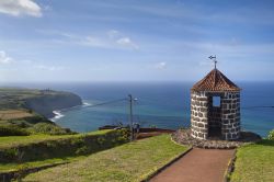 Whale Viewpoint sull'isola di Sao Miguel, Azzorre. Le acque dell'Atlantico che lambiscono questa terra sono popolate da balene, capodogli e delfini - © 124229698 / Shutterstock.com ...