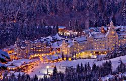 La località sciistica di Whistler in Canada, durante una serata invernale coperta di neve