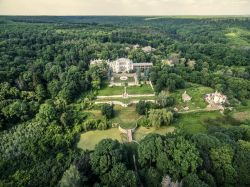 Una bella vista aerea del White Swan Palace a Sharivka Park, nella regione di Kharkiv in Ucraina

