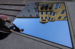 WLF 2019, l'artista Alipaloma con la sua installazione a specchio, Bressanone - ©  Pierluigi Orler / www.brixen.org