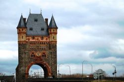 Worms (Germania): il Nibelungenbrücke che attraversa il fiume Reno, sovrastato dall'impressionante Nibelungenturm che funge da porta d'accesso alla città. Costruito da Karl ...