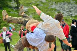 Un momento di wrestling svizzero alla finale del 13° Festival Internazionale dei Cori Alpini di Nendaz, Svizzera - © mountainpix / Shutterstock.com