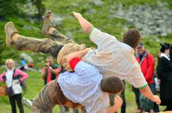 Un momento di wrestling svizzero alla finale del 13° Festival Internazionale dei Cori Alpini di Nendaz, Svizzera - © mountainpix / Shutterstock.com