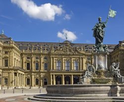 Wurzburg in bassa Franconia, lungo la valle del fiume Meno è una delle città più eleganti della della Baviera, al termine della Romantische Strasse , la celebre Strada romantica ...