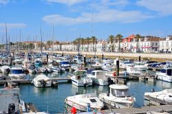 Yachts e barche ormeggiate al porto di Vila Real de Santo Antonio, Portogallo. Sullo sfondo, edifici della cittadina dell'Algarve - © Caron Badkin / Shutterstock.com
