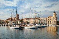 Yachts ormeggiati al porto di La Ciotat, Provenza, Francia. Sullo sfondo, gli eleganti palazzi della città.

