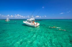 Yachts ormeggiati nel Mare dei Caraibi a Playacar, Messico. Playacar è una lunga striscia di sabbia bianca che costeggia il mare turchese di Playa del Carmen - © Patryk Kosmider ...