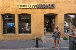 Yellow Korner photo gallery ad Aix-en-Provence, Francia - La facciata della galleria fotografica Yellow Korner ospitata al civico numero 25 di rue Papassaudi © Ivica Drusany / Shutterstock.com ...