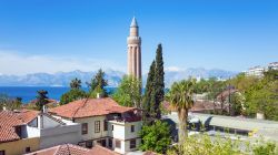 Yivli Minare Mosque nel centro storico di Antalya, Turchia. Il minareto scanalato della moschea, decorata con piastrelle blu scuro, è uno dei punti di riferimento nonché simbolo ...