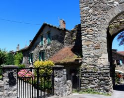 Yvoire, in Francia, è un borgo medievale sorto all'inizio del XIV secolo sulle rive del Lago Lemano.